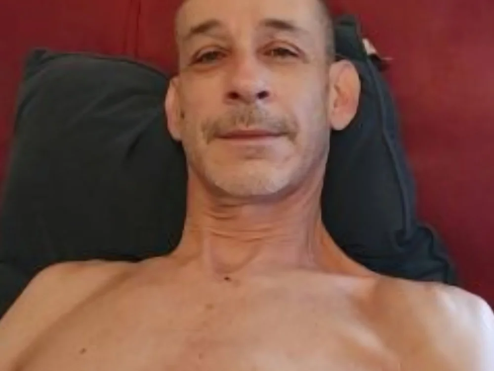 SkinnyFrenchBottom's Offline Chat Room