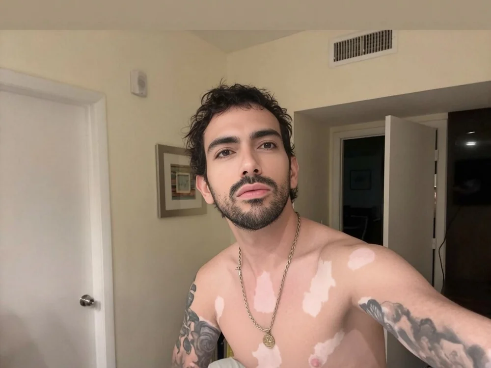 LuxuriousCatch762's Offline Chat Room