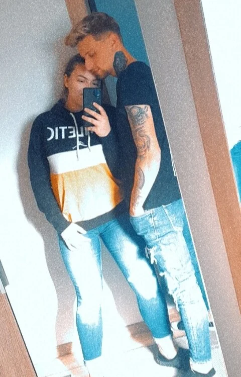 CoupleTattoo002@xh's Offline XXX Chat