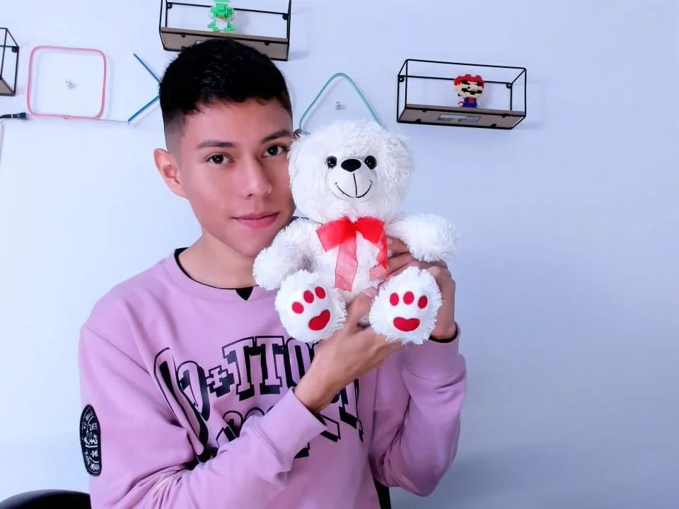 Adriel_Saenz's Offline XXX Chat