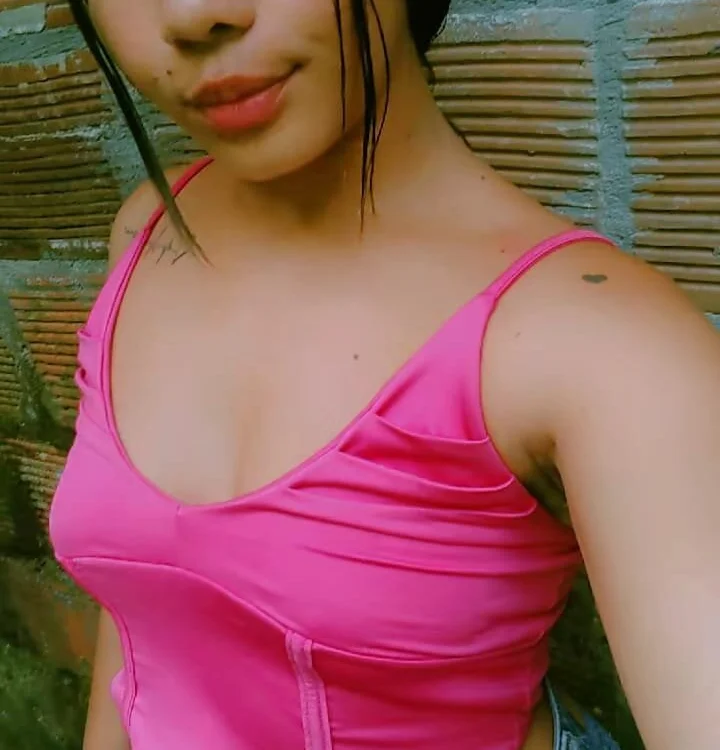 Aixa_Phone cam model