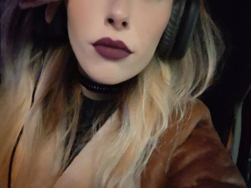 Miss_North's Offline XXX Chat