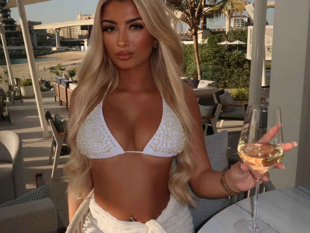 ellariverss' Offline XXX Chat