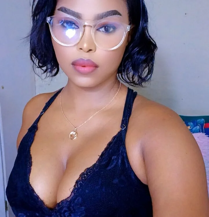 دردشة Miss-Sadeh الجنسية دون اتصال