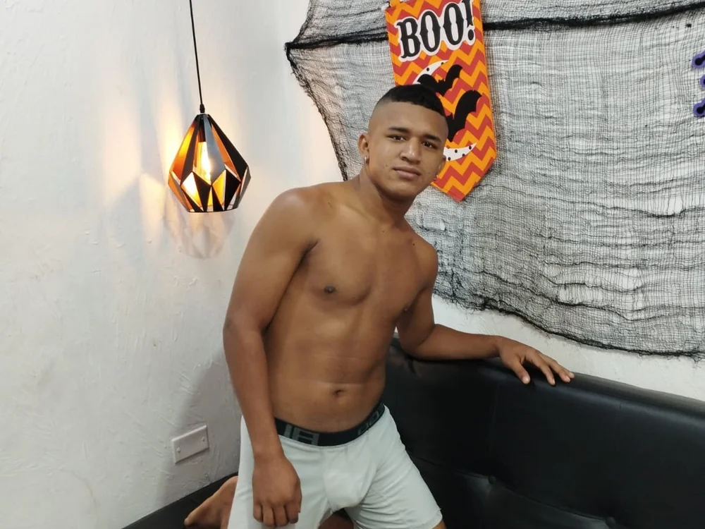 davidhotxxx1's Offline XXX Chat