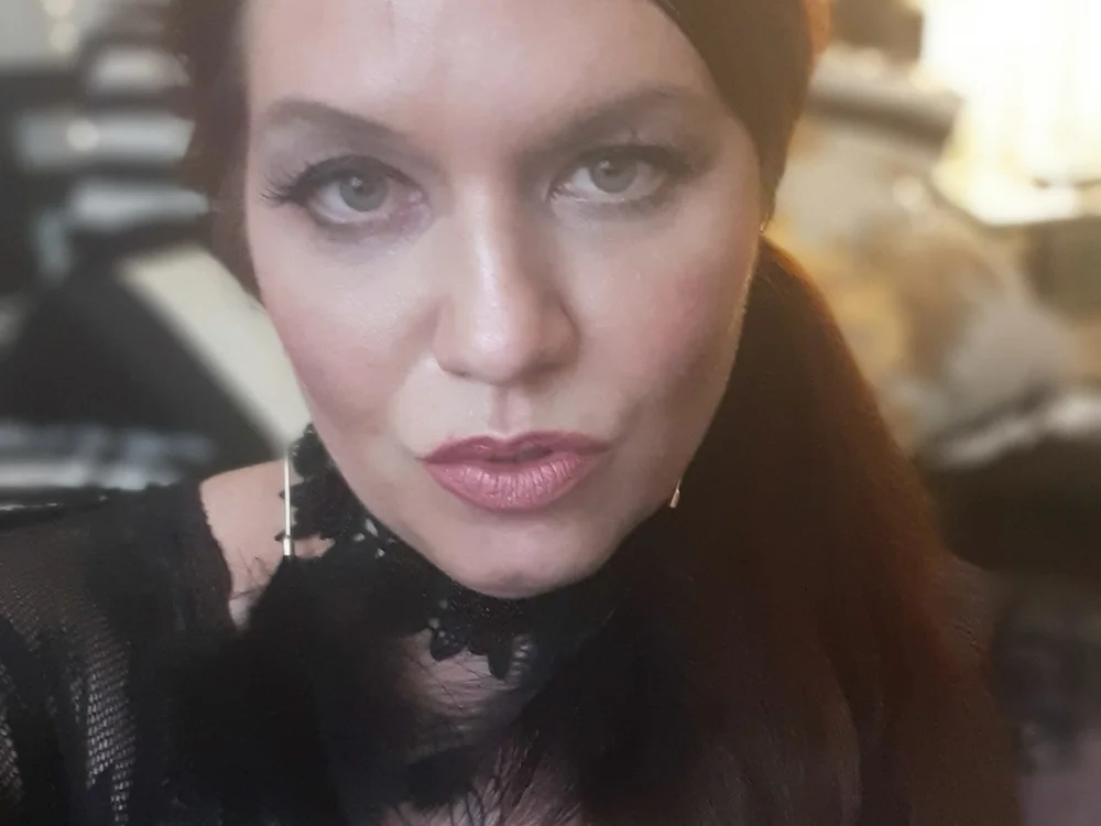 CaptivatingCora's Offline Chat Room