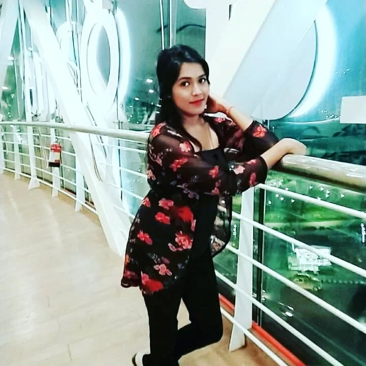 hornylizia123 Adlı Modelin Çevrimdışı XXX Sohbeti