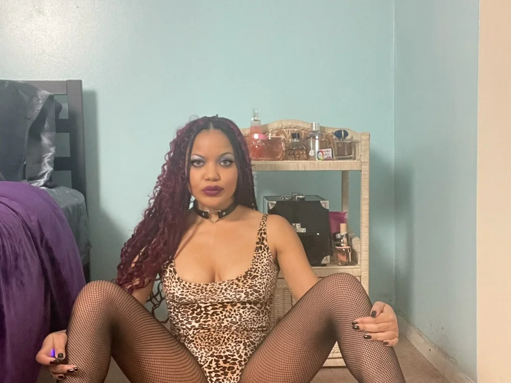 Monica_Jade's Offline Chat Room