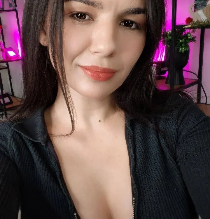 دردشة AdelleVixen الجنسية دون اتصال