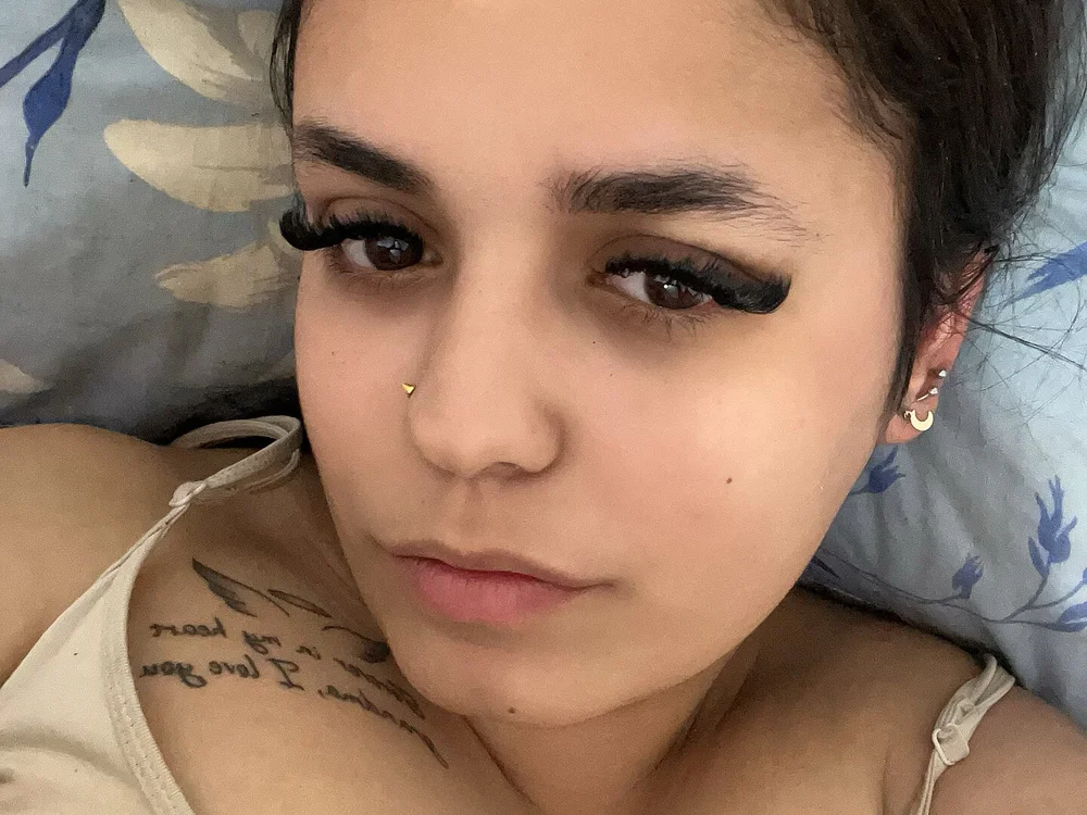 bella16's Offline Chat Room