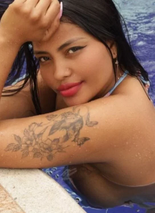 Ayla_moon Adlı Modelin Çevrimdışı Sohbet Odası