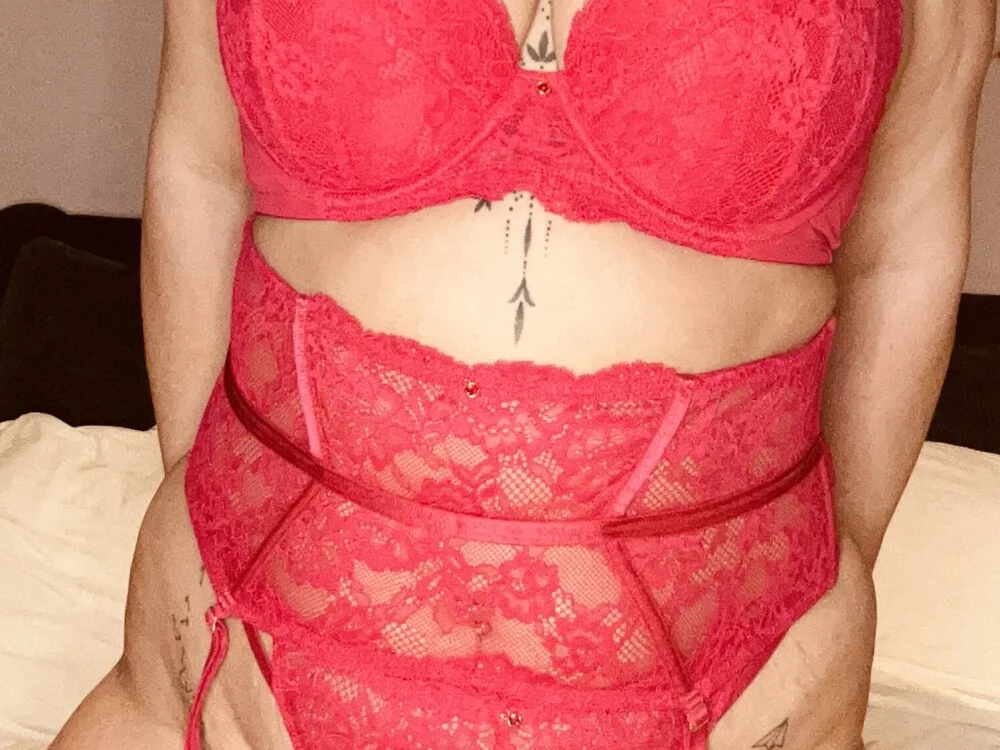 Hotwifesecretss' Offline Chat Room