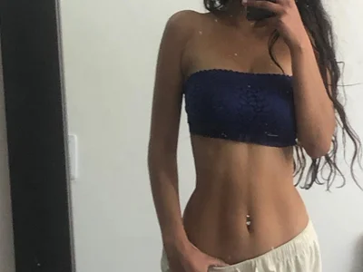 Anniie__Evans - smoking