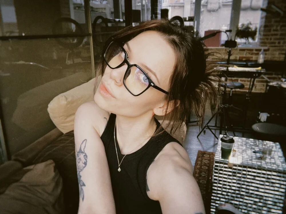 enchanting_chloe's Offline XXX Chat