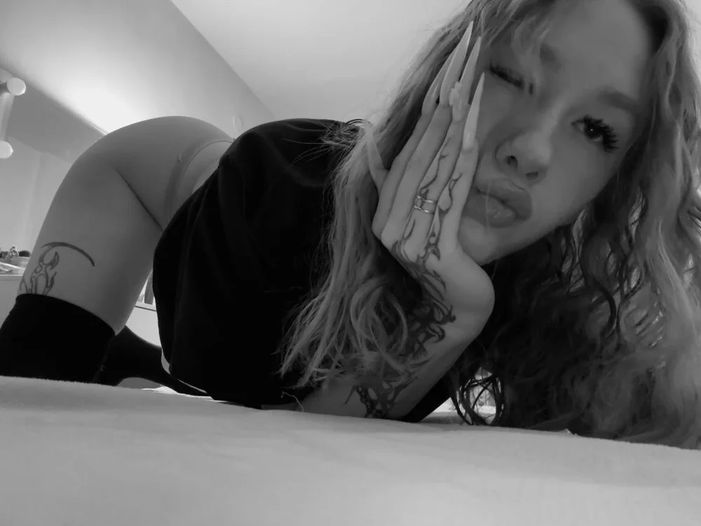 lil_monikaa 离线XXX聊天