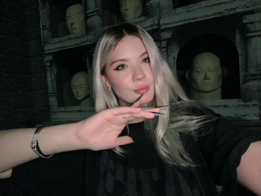 Alicee_Gray's Offline Chat Room