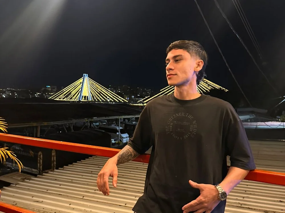 Offline XXX chat modela Axel_DavisSM