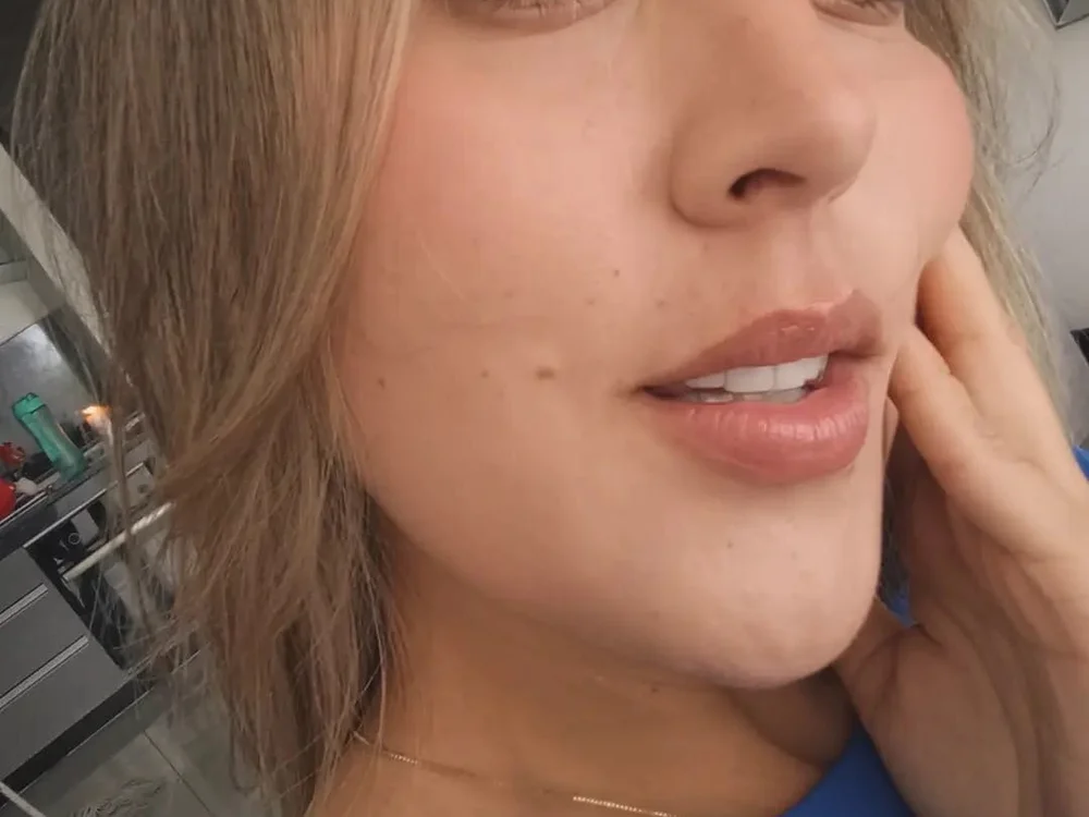antonella_smith03's Offline Chat Room