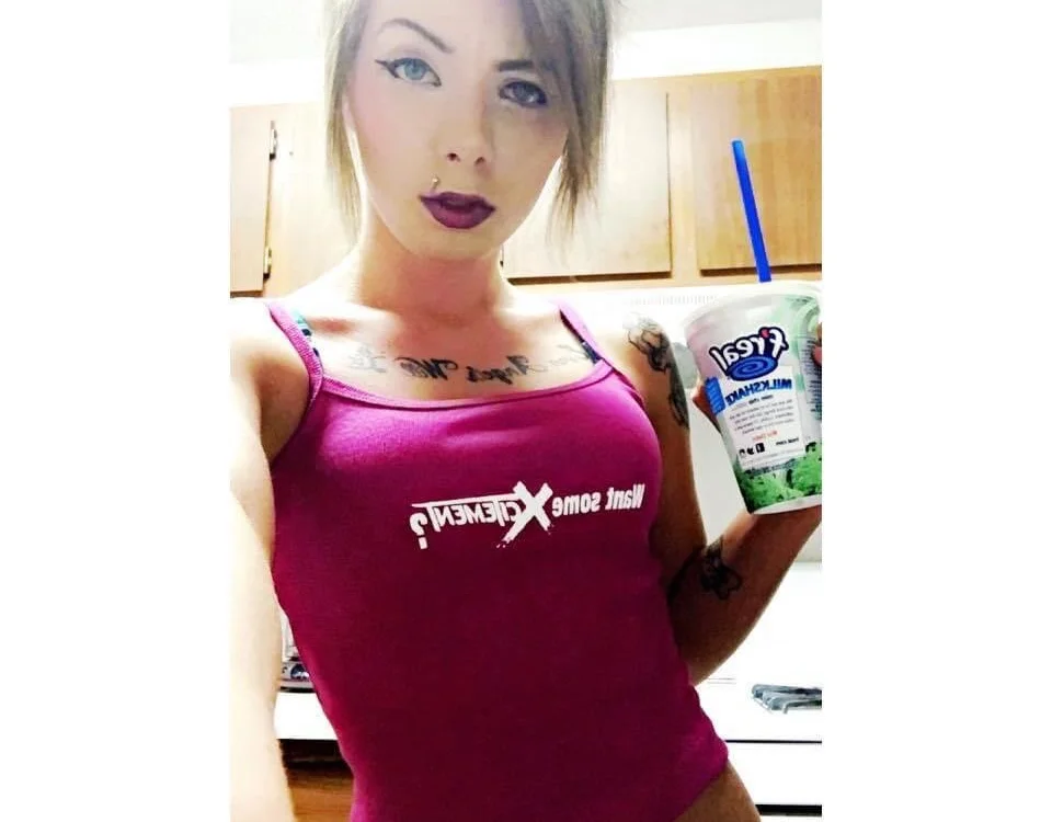 petitepeyton's Offline Chat Room