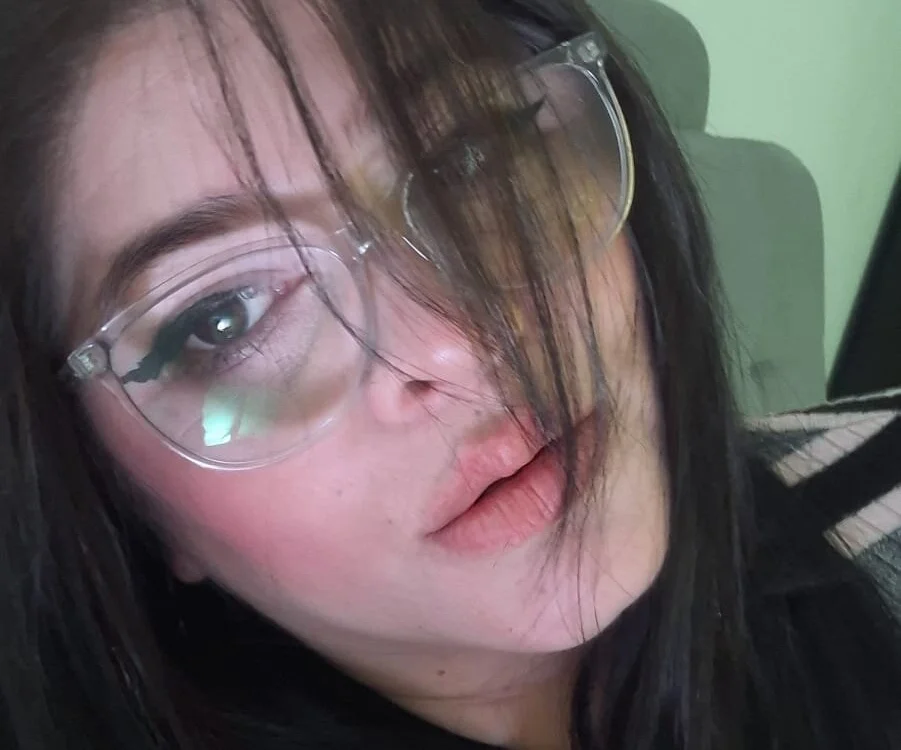 Miel_82's Offline Chat Room