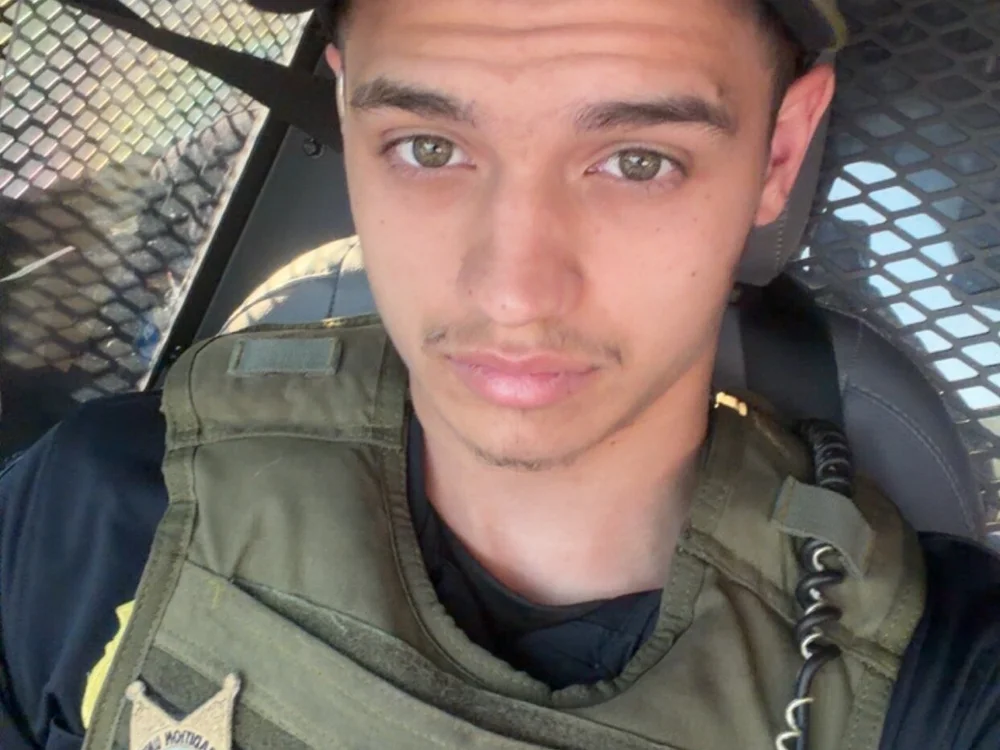 Alex184729 Adlı Modelin Çevrimdışı Sohbet Odası