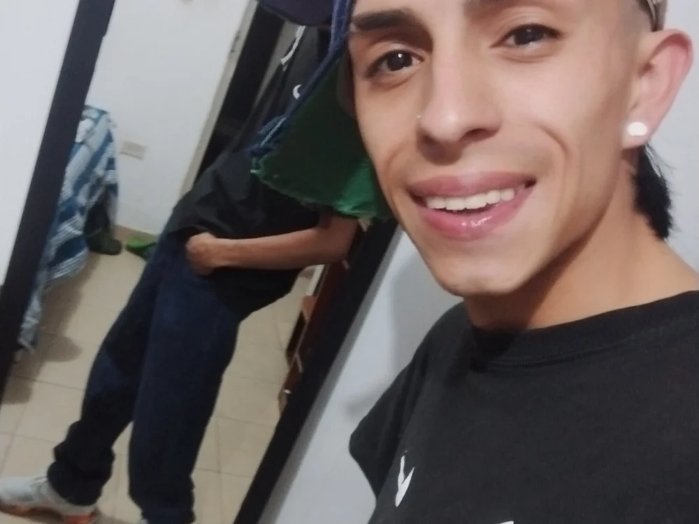 Galindo_21's Offline XXX Chat