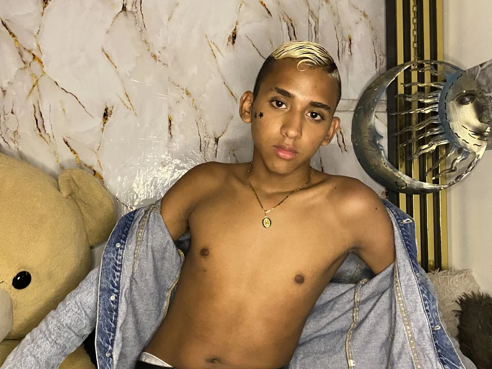 alejandro_boyx18's most recent online preview