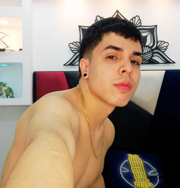 Pretty_Men18's Offline Chat Room