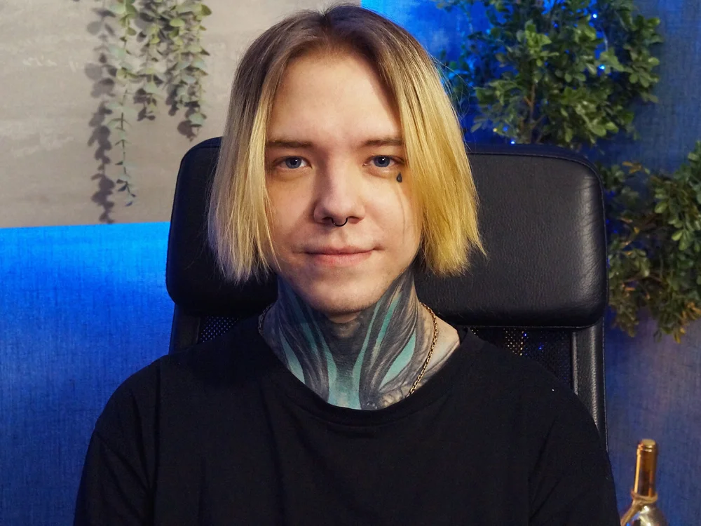 Lucas_Frosty's Offline Chat Room
