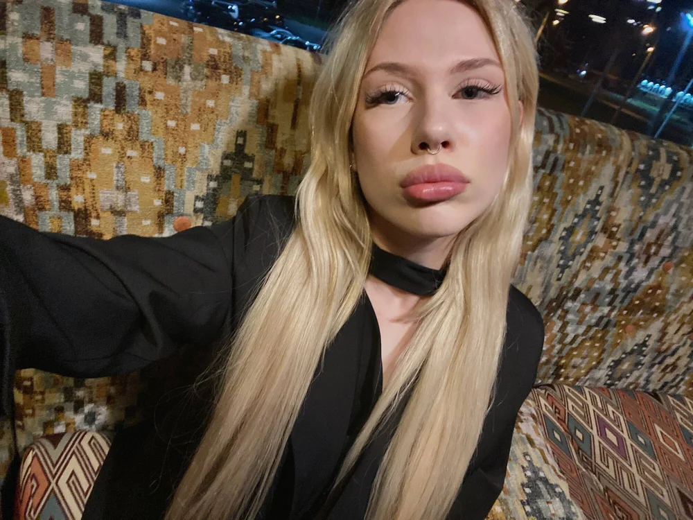 ElbaBrown's Offline Chat Room