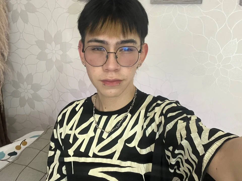 Demian_Hush Adlı Modelin Çevrimdışı XXX Sohbeti