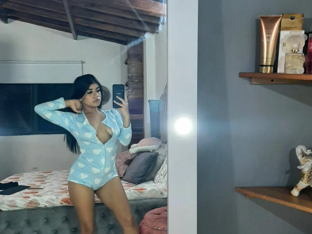 Emilymooon's Offline XXX Chat