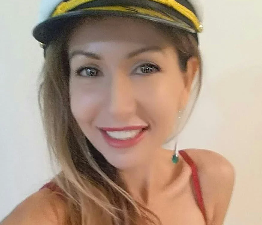 Femme_Fatale35's Offline Chat Room