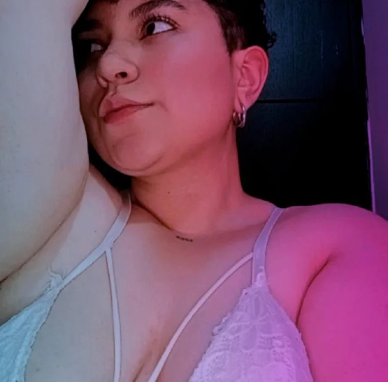 curly_cam_queen69's Offline XXX Chat