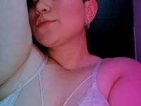 curly_cam_queen69's Offline Chat Room