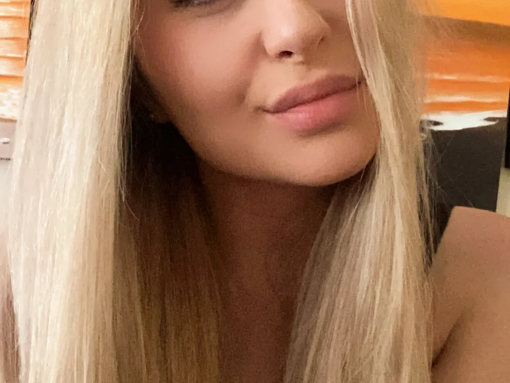 Mia_Dreamm's Offline Chat Room