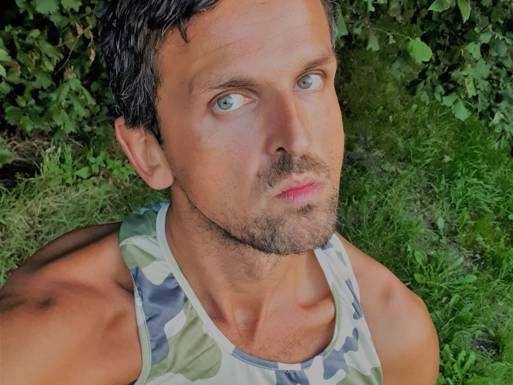 Slutboyben's Offline Chat Room