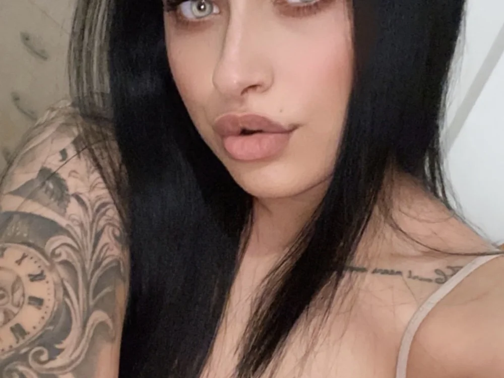 just_Bella000's Offline Chat Room