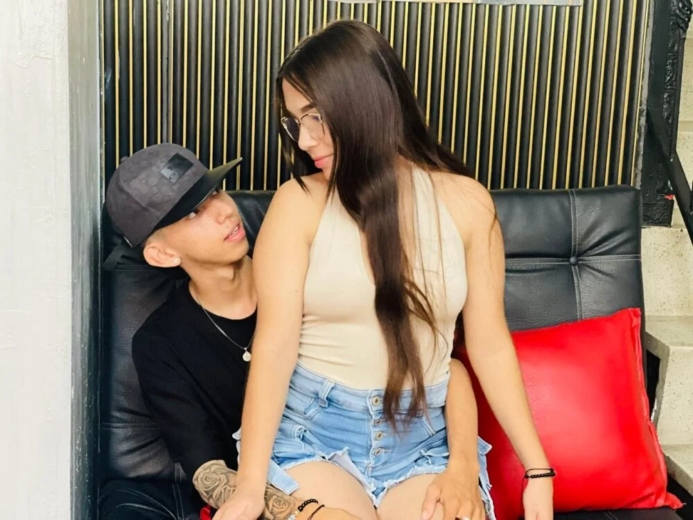 MiaAndTeylor's Offline XXX Chat