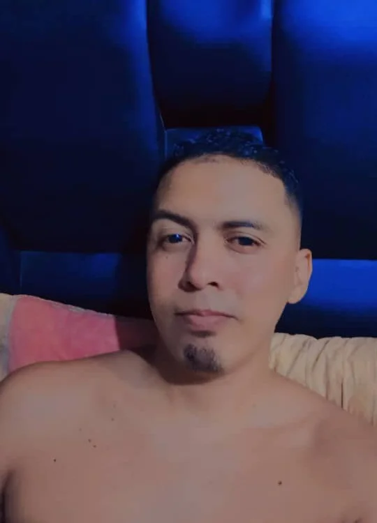 Carlos_Hot14's Offline Chat Room