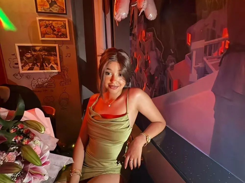 Lissaaa-001 Adlı Modelin Çevrimdışı XXX Sohbeti