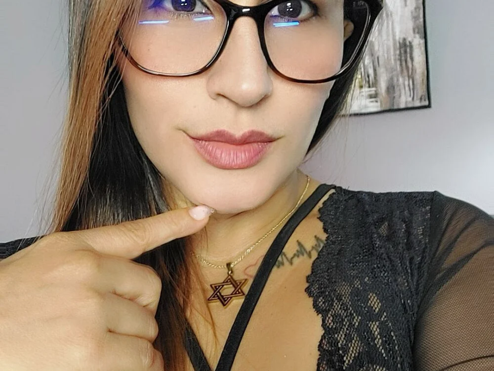 Sara_Charmy 離線 XXX 聊天