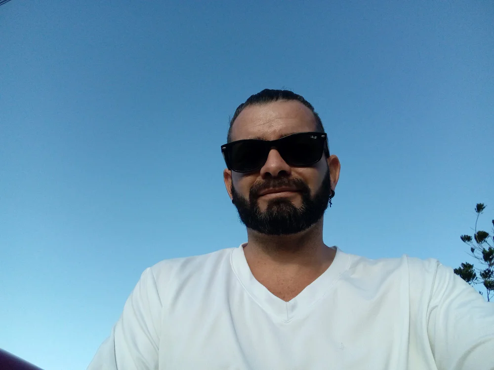 Charly8998@xh's Offline Chat Room