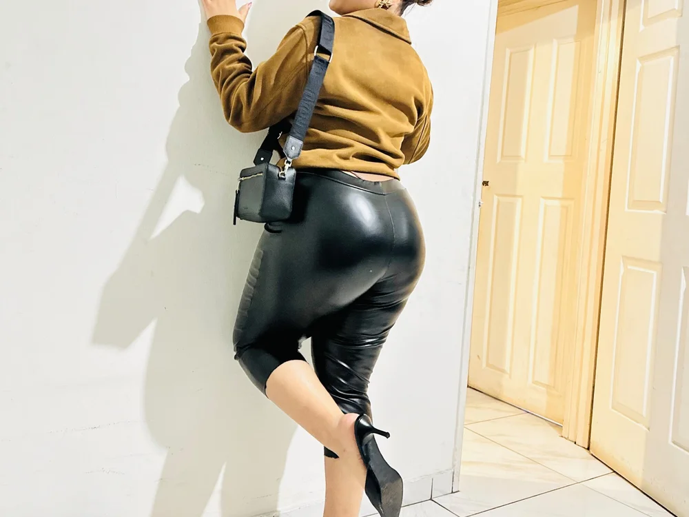 Flirty_Avah's Offline Chat Room