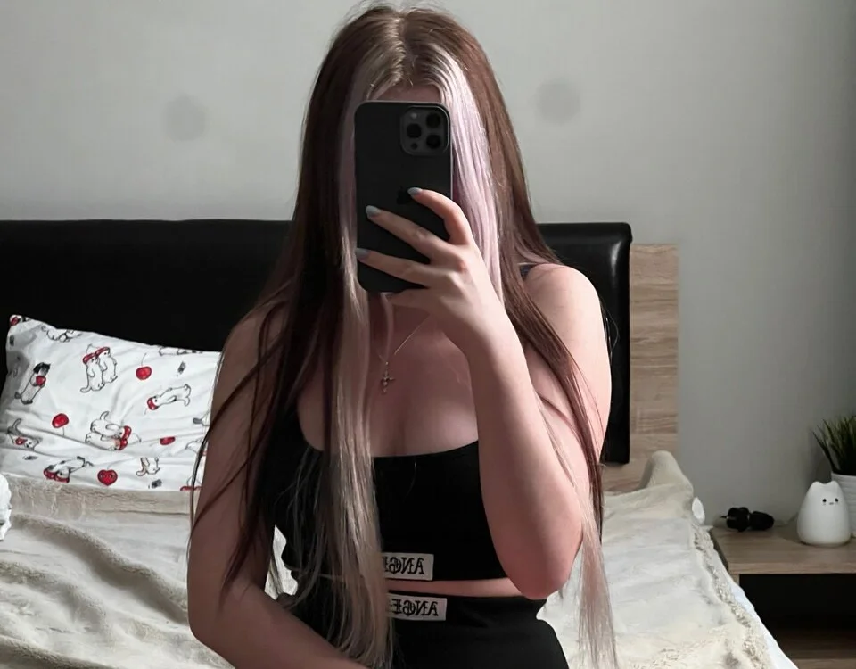 small_blondee's Offline Chat Room