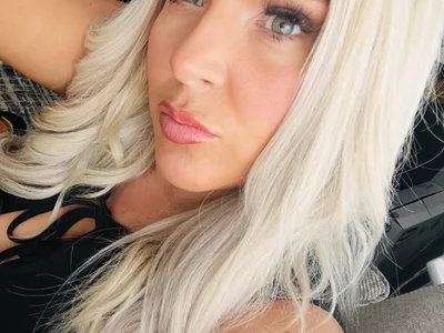 Bustyblondebabe32 - topless