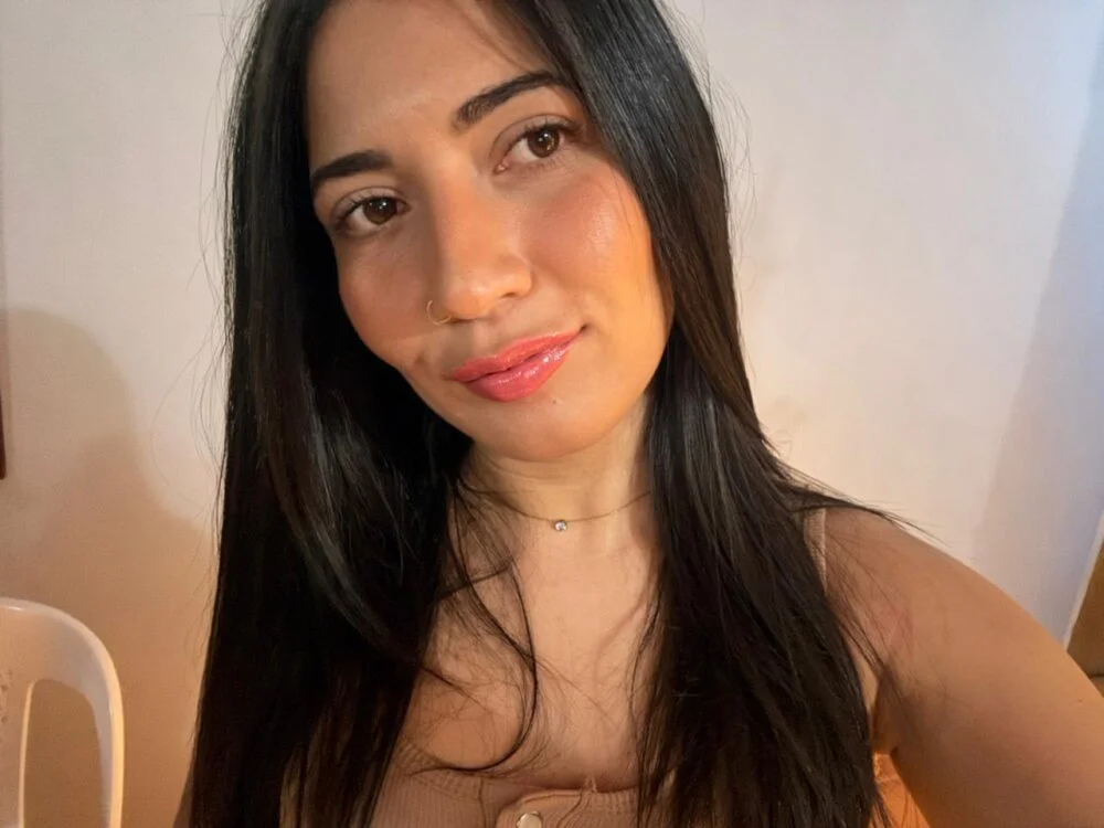 Adrienne__ Adlı Modelin Çevrimdışı XXX Sohbeti