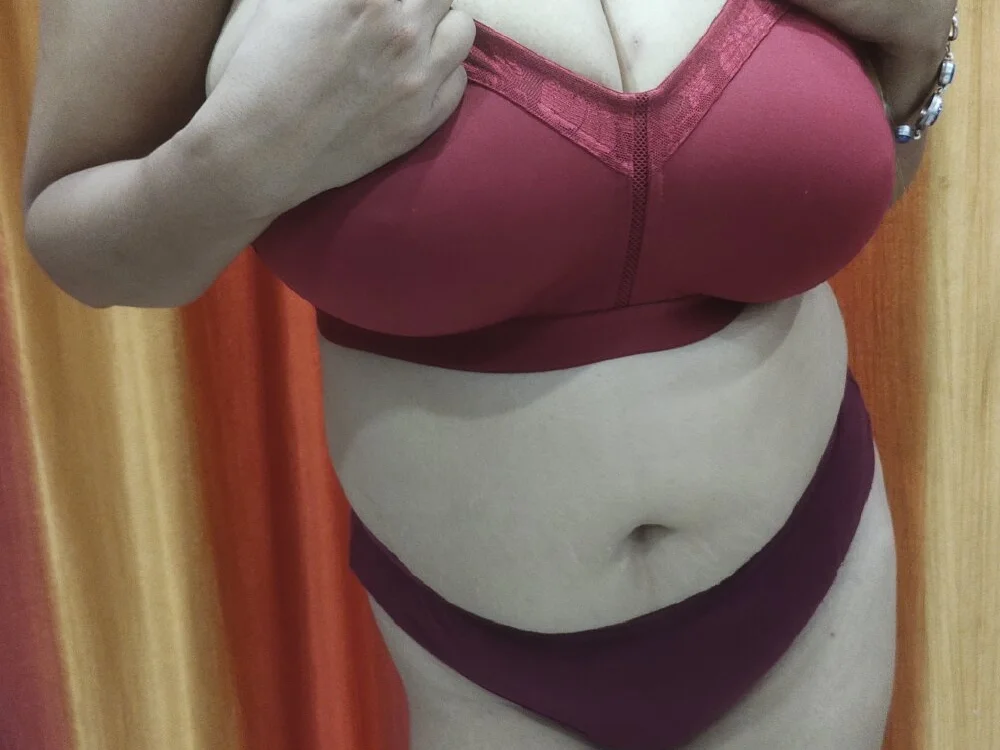 TinaGill69 Adlı Modelin Çevrimdışı XXX Sohbeti