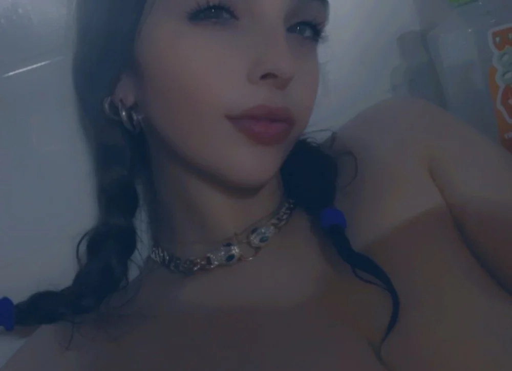 PinkCherry69's Offline Chat Room