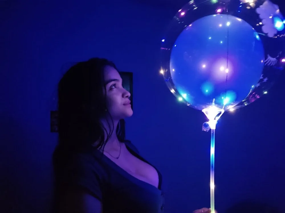 monica_little23's Offline XXX Chat